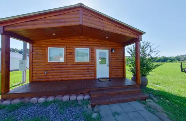 Lil Caddo Riverfront Cabin