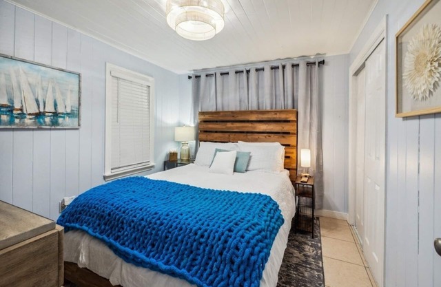 Lil John Coastal Cottage Near Siesta Key Beach