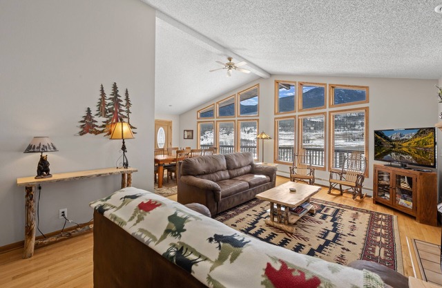 Lily Mountain Lodge - Amazing Mountains Views, Private Hot Tub, Great Location