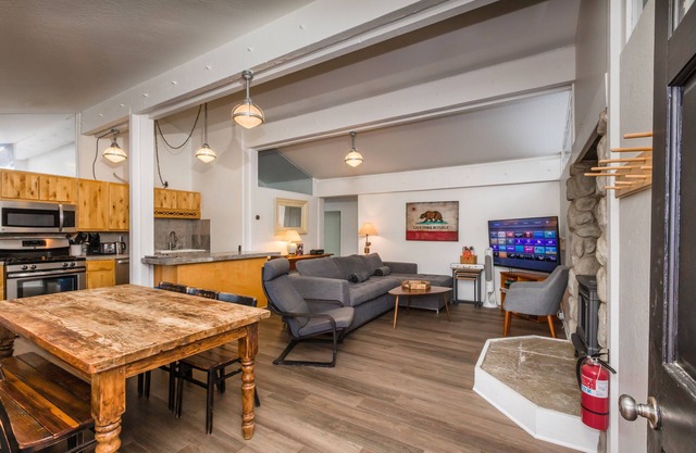 Lily Pad Modern w/AC! + Games, Smart TV's & HOA Amenities (Gym/HotTub/Sauna/Pool)