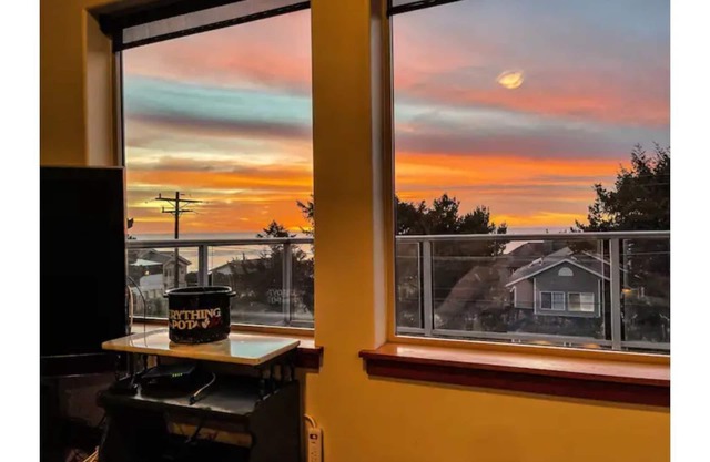 Lincoln City Beach House. Decks, views & surf sounds.