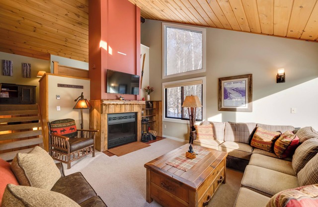 Lincoln Condo w/Balcony & View < 2 Mi to Loon Mtn