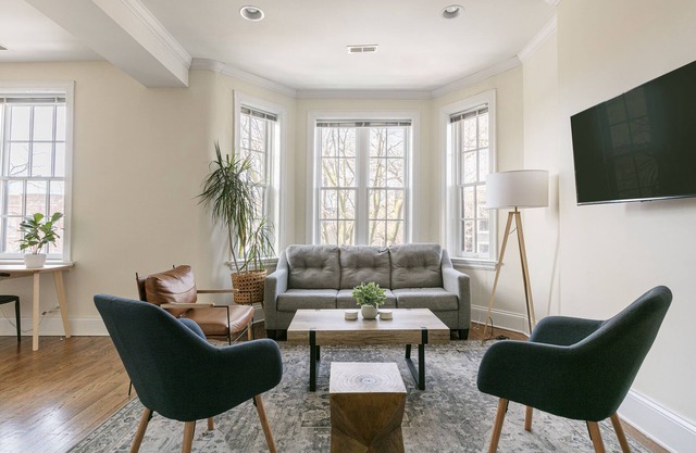 Lincoln Park Charm Near Everything + On site Parking Spot Included