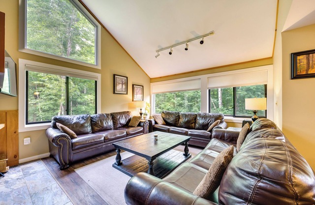 Lincoln Townhome w/Community Pool & Club Access!