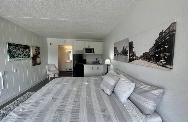 Lindell - Updated Downtown Studio - One Block From Main Street - King Bed!