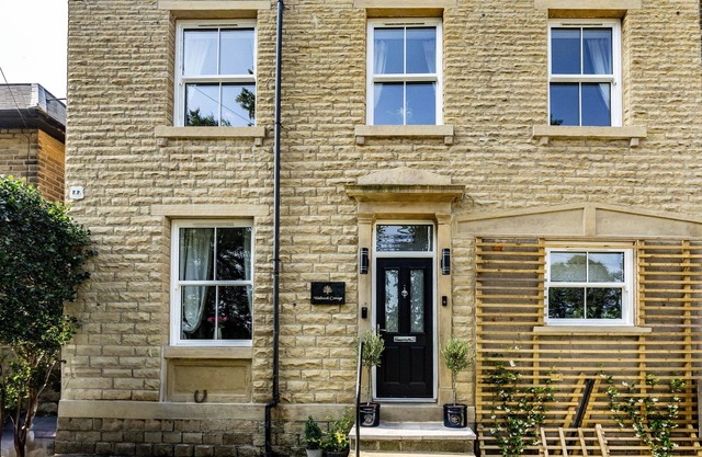 Lindley GemnHeart of Lindley, sleeps up to 6, enclosed gardens, yards from Manor