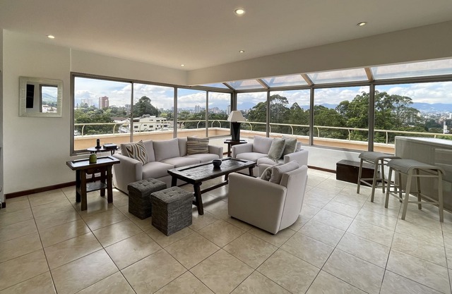 Lindo penthouse con lindas vistas, espacioso cerca de Paseo Cayala
