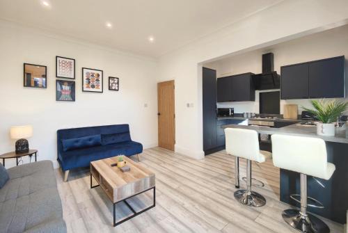 Lindsay House - South Manchester Stylish Townhouse With Free Parking