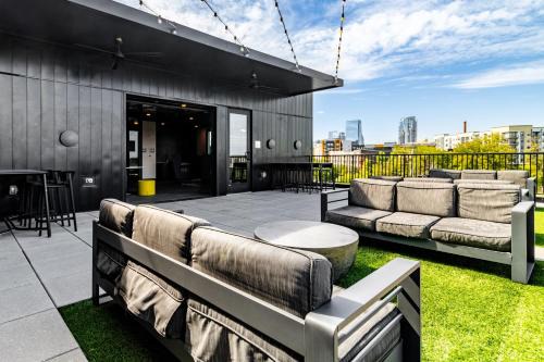 Lindsley by AvantStay Balcony Modern Design A Downtown Location
