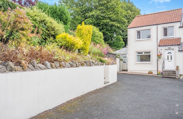 Lionel's Den - Two Bedroom House, Sleeps 4