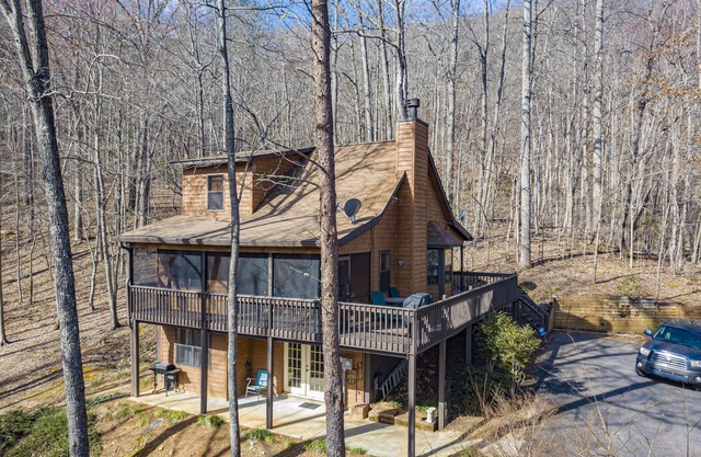 Little Bear Lodge Vacation Cabin with 2 bedrooms, Internet, and More