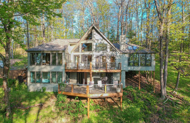Little Bear: 4br/4ba, mountain & valley view. Pet friendly!