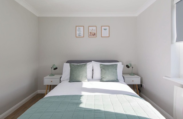 Little Blue - 2 Bedroom Apartment next to Chichester Canal