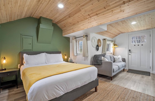 Little Blue - Renovated Tiny Home - Caseville Beach - Golf - Kayak - Hike