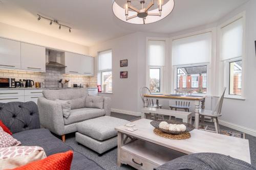 "Little Boat": A Modern Beachside Flat