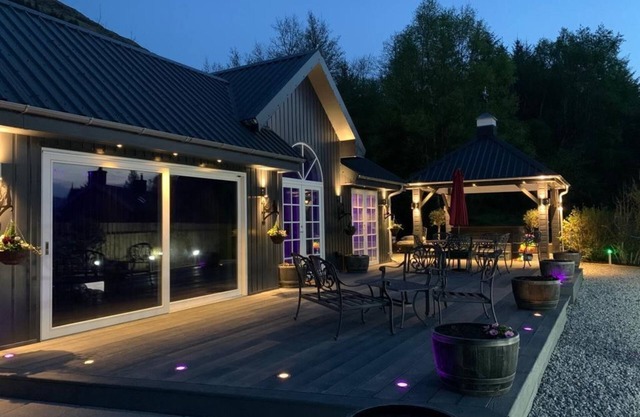 Little Fox Lodge Hideaway - sleeps 2 guests in 1 bedroom