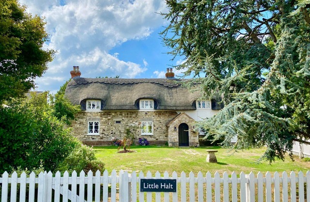 Little Halt is a charming 17th century thatched cottage overlooking Pound Green