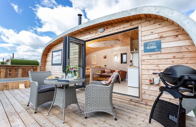 LITTLE HEANING, romantic, with hot tub in Cartmel