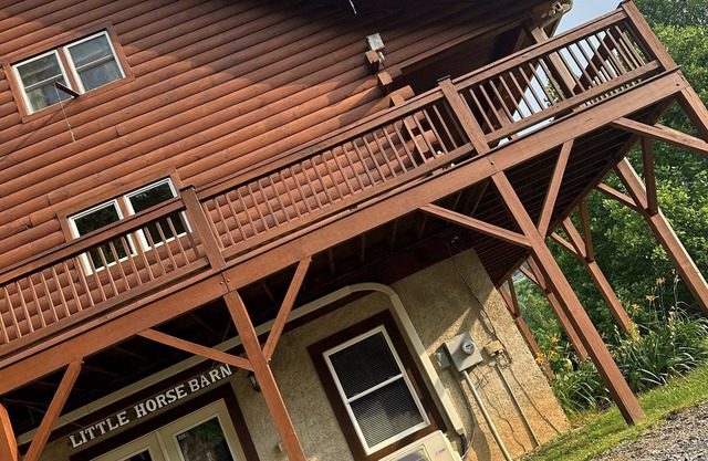 Little Horse Barn stunning mountain views,
