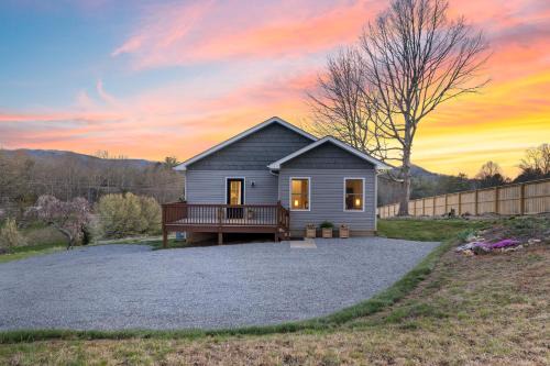 Little Pisgah Sunrise by AvantStay Mountain View