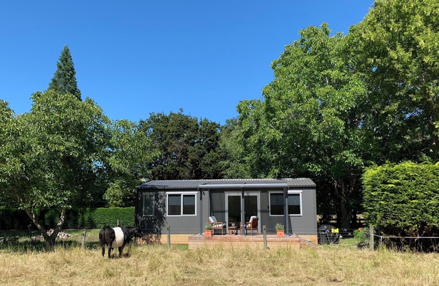 "Little Walnut" A charming rural tiny home only 15 minutes from Chch airport.