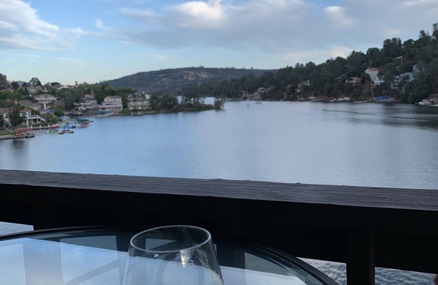Live-L❤️ve- LAKE TULLOCH Waterfront Condo! Swim, fish, paddleboard & kayak! 😃FUN