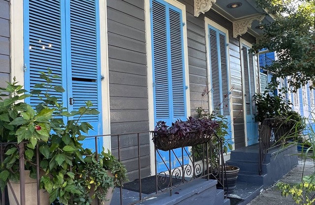 LIVE LIKE A LOCAL!© Just Outside the French Qtr. in New Orleans