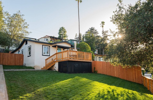 Live Like a Local in Eagle Rock - Stylish and Comfortable Stay
