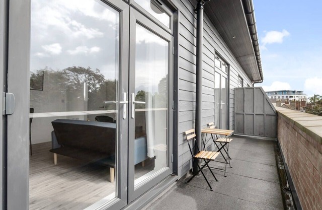 Livestay Modern 2Bed Apt / Balcony in Aylesbury9