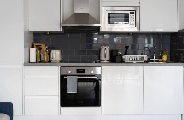 Livestay Modern 2Bed Apt /Balcony in Aylesbury8