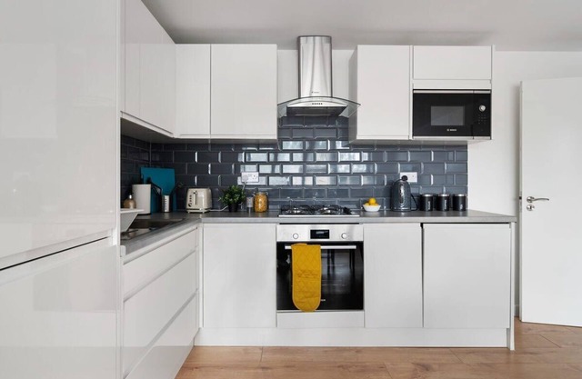 Livestay Modern Two Bed Apartment in Aylesbury3