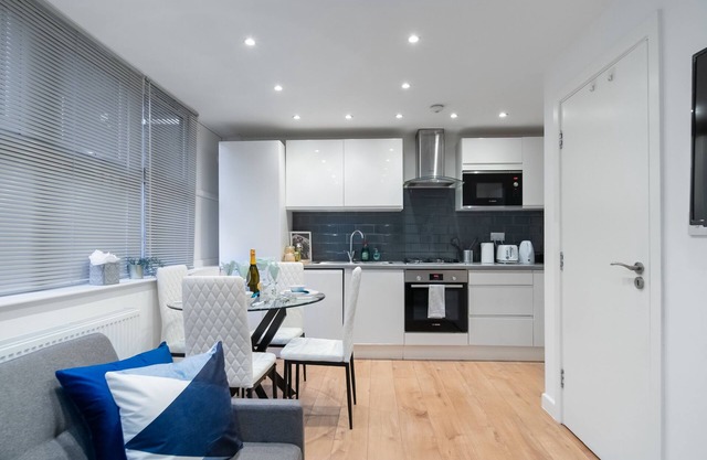 Livestay Modern Two Bed Apartment in Aylesbury3