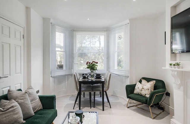 Livestay - Trendy 2 Bed Clapham Apartment