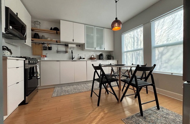 LiveWorkPlaynearTruistPark- privacy, updated kitchen, fast Wi-Fi & YouTubeTv