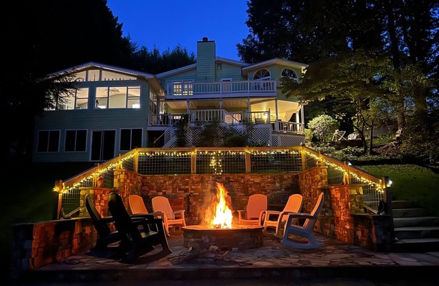 Living The Dream lovely 5/4 with fireplace, dock, firepit with 9 rockers