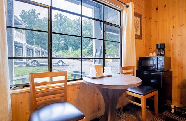 Lloyd's On The River Country Inn By OYO