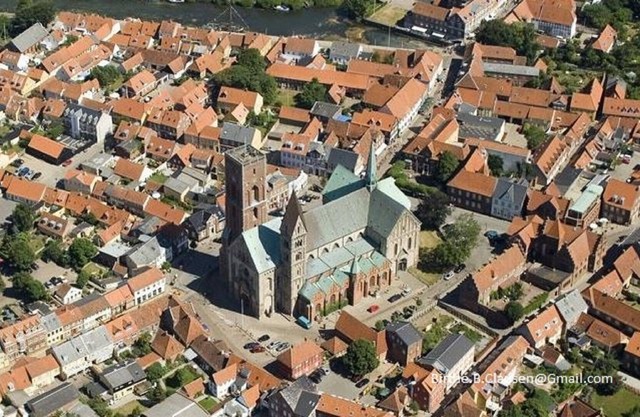 Located centrally in the heart of the old town of Ribe. No need for driving here.