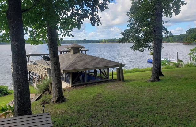 Located directly on Toledo Bend Lake. Pet friendly!