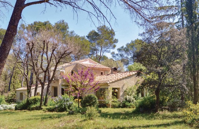Located 16 km from Aix-en-Provence, this vacation home with private pool welcomes guests on a 3-hect