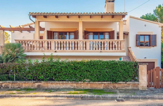 Located in the urban area of Bonaire, a suburb of Alcudia with its own small selection of bars, rest