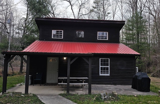located Just minutes from laurel river lake and holly bay marina.