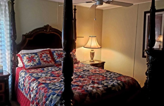 Located near Gulf of Mexico. This house offers 2 bedroom and 2 Bathroom