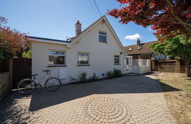 Location! Lane End Road Bembridge Isle of Wight Family Holiday Home Great Garden