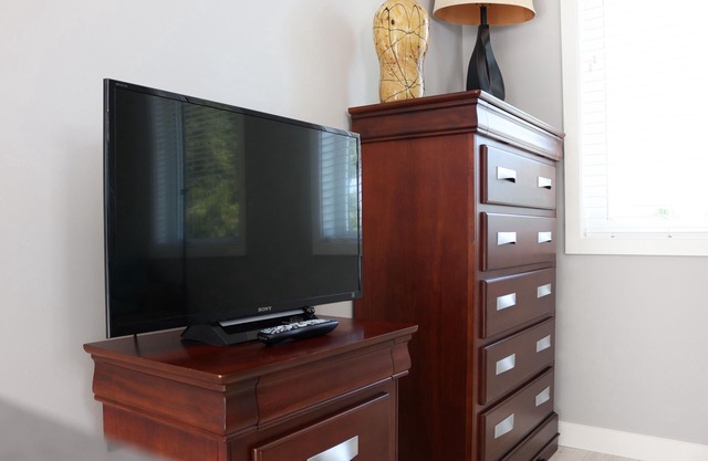 LOCATION LOCATION LOCATION! IMMACULATE PENTHOUSE, SOUTH FACING 1 BEDROOM SUITE