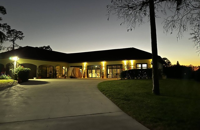 LOCATION , LOCATION, LOCATION ! LUXURY OAKES ESTATES HOME FOR SEASONAL RENTAL