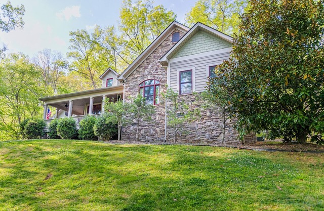 Location! Pis Nat F., DuPont, Brev. & Ash. 5 bedrooms, 3.5 baths, Sleeps 16!