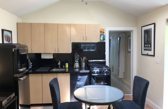 Location! Quiet Garden Private Cottage