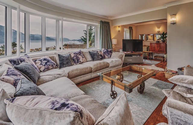 Loch Ness Mansion - Luxury Cottages
