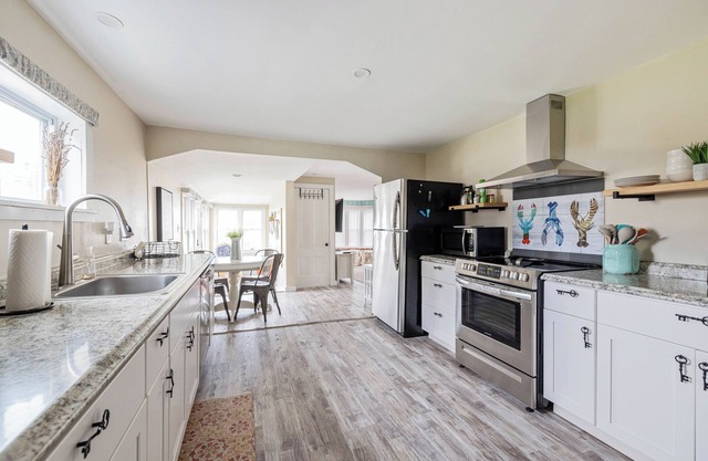 Lock Shop Cottage: Renovated 1800s home near Dock Square, perfect getaway