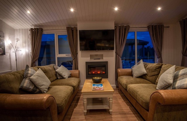 LODGE 11 - THE LAWNS, family friendly, with hot tub in Errol